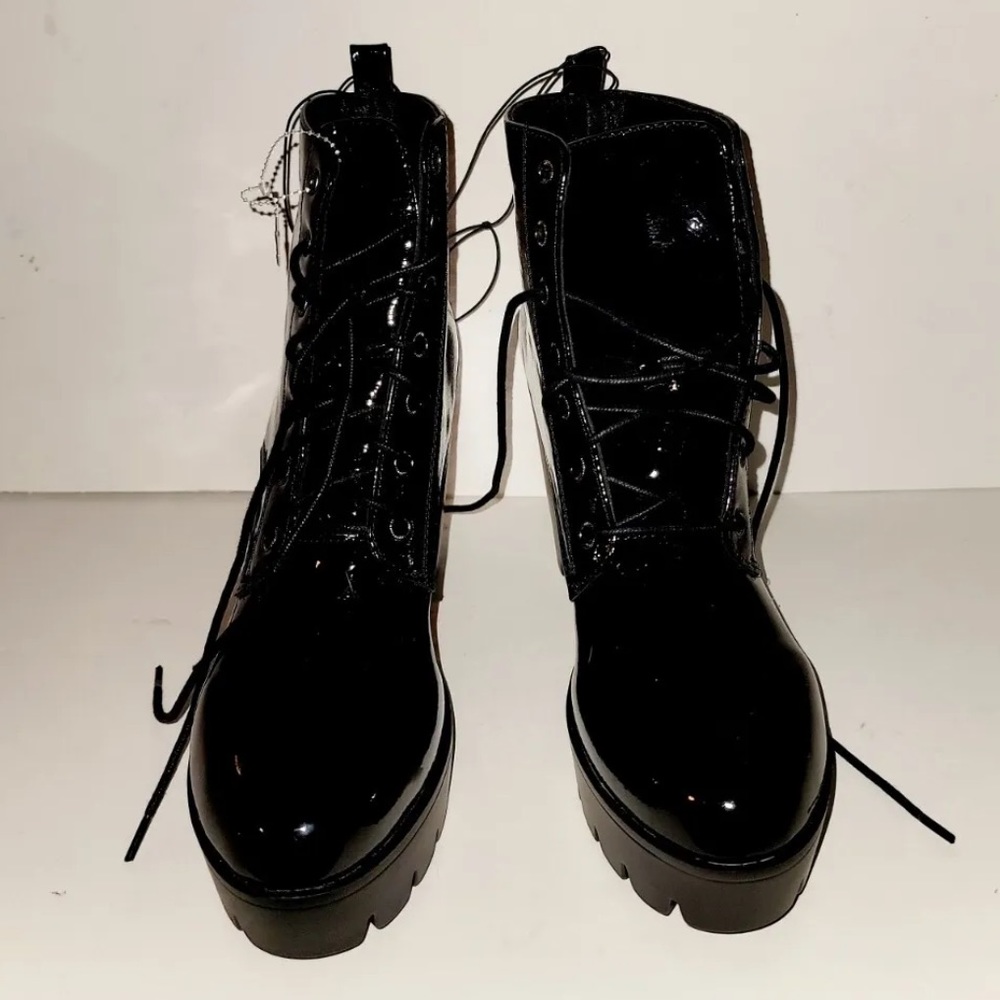 Women's Smooth Patent Leather 7 Eyelet Boots Size 11 M- Black Seychelles